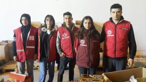 Liseliler yardım merkezinde gönüllü çalışıyor