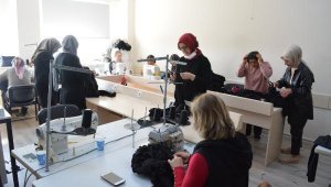 Manavgatlı kadınlar depremzedeler için kışlık kıyafet dikiyor
