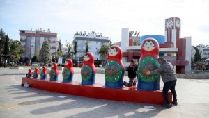 Matruşkalar 'savaş' tahribatı sonrası yeniden Dostluk Parkı'nda