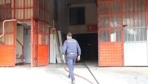 Mobilya atölyesinde çıkan yangın büyümeden söndürüldü