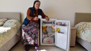 Öğrenciler 'yiyebilirsiniz' notuyla bıraktı, depremzede aile yemeye 'kıyamadı'