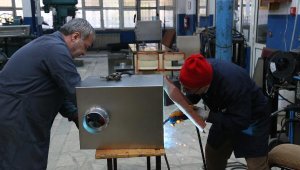 Öğrenciler, depremzedeler için soba ve su geçirmez tulum üretiyor