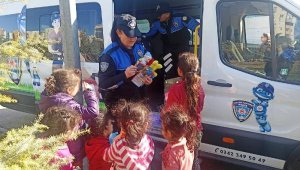 Polis abla ve ağabeyleriyle unutulmaz bir gün yaşadılar