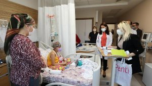 Rektör Özkan, tedavi gören depremzede çocukları ziyaret etti