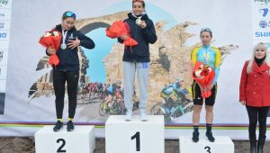 Türkiye Kış Bisiklet Yarışları'nda kadın sporcular pedal çevirdi
