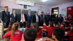 Vali Yazıcı, depremzede çocukları sınıfta ziyaret etti