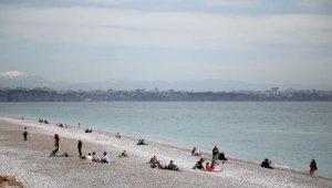 Antalya'da güneşli havayı görenler sahillere akın etti