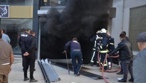 Apartman otoparkında çıkan yangında 7 kişi dumanlardan etkilendi