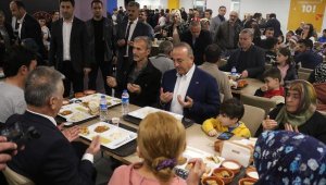 Bakan Çavuşoğlu, iftarını Antalya'da depremzedelerle birlikte yaptı