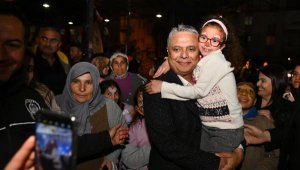 Çocuklardan Başkan Uysal'a yoğun ilgi