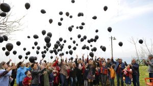 Depremde hayatını kaybedenler anısına siyah balon uçurdular
