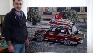 Depremin simge fotoğrafını kumaş parçalarıyla tuvale aktardı
