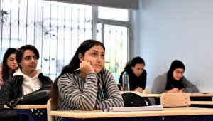Depremzede Sıla, sınavda birinci oldu