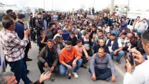 Domates üreticileri yol kapatıp, ihracat kısıtlamasının kaldırılmasını istedi