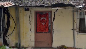 Duvarları eğik ve yarılmış evlerde yaşam mücadelesi
