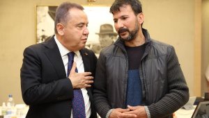 Enkazdan 162'nci saatte sağ çıkarılan Cengiz, kurtarıcıları ile buluştu