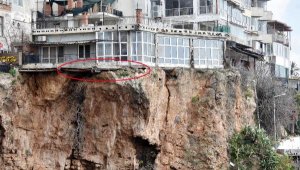 Falezlerde yarık oluşan kaya üzerine 'ev'