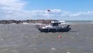 Fırtınada halatı kopan tekne kurtarıldı