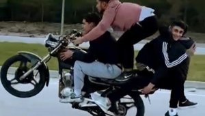 Motosiklette 4 kişiyle tehlikeli yolculuk kamerada