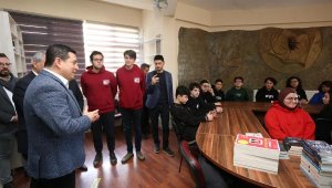 Öğrenciler kitap istedi, Başkan Tütüncü gönderdi
