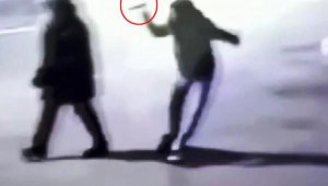 Sokakta yürüyen Eşe'yi sırtından bıçaklayan sanığa tahliye
