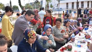 Tütüncü'den depremzede kadınlara '8 Mart' karanfili