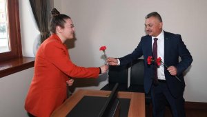 Vali Yazıcı, 8 Mart Dünya Kadınlar Günü'nü kutladı