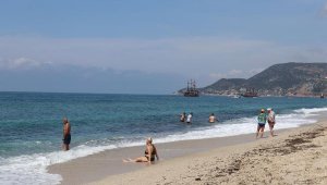 Alanya'da tatilcilerin deniz keyfi