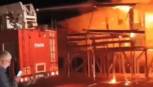 Antalya'da denize sıfır çardaklar yandı