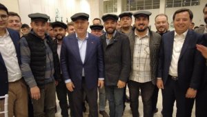 Bakan Çavuşoğlu, sahurda gençlerle buluştu