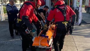 Dağlık alana düşen paraşütçü, jandarma helikopteriyle taşındı