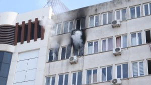 Dairede çıkan yangında oda küle döndü