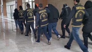Dublörlü tapu dolandırıcıları polise yakalandı