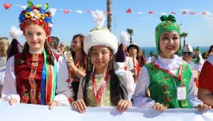Dünya çocuklarından sevgi korteji
