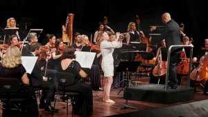 Fransız trompetçi'den çıplak ayaklı konser