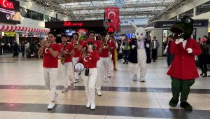 Havalimanında 23 Nisan coşkusu