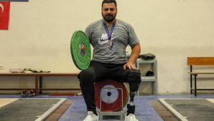 Kazada bacağını kaybeden Orhun, 3 ayda halterde madalya kazandı