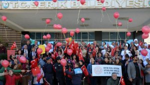 Kırmızı balonlar otizm farkındalığı için havalandı