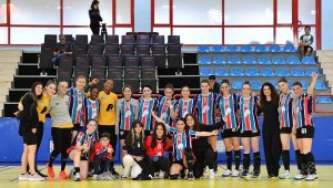 Mavi Kelebekler galibiyetle bitirdi
