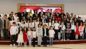 Meclis koltuklarına çocuklar oturdu