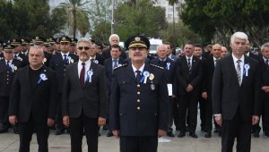 Polisten Atatürk Anıtı'na çelenk