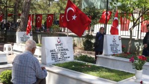 Şehitlikler ve mezarlıklarda bayram yoğunluğu