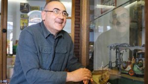 Sunay Akın, kuruluşunda görev aldığı Oyuncak Müzesi'ni gezdi