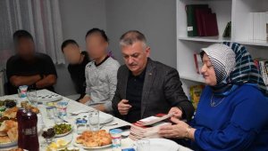 Vali, çocuklarla iftar yaptı