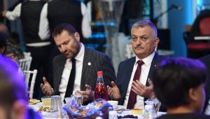 Vali Yazıcı, 'bir lokma, bin sofra' etkinliğinde vatandaşlarla iftar yaptı