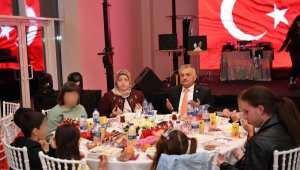 Vali Yazıcı, çocuklarla iftar yaptı
