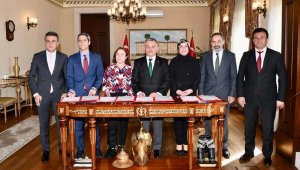 Valilikte hayırseverlerden çifte protokol