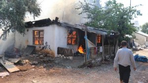 Yangında gecekondu küle döndü, mahalleli kavga etti