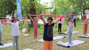 Anne ve çocuklar Zeytinpark'ta spor yaptı