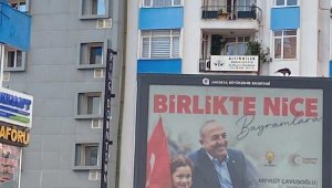 Antalya'da Çavuşoğlu'nun bayraklı afişleri kaldırıldı
